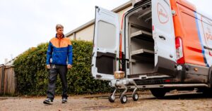 cainele-robot postas