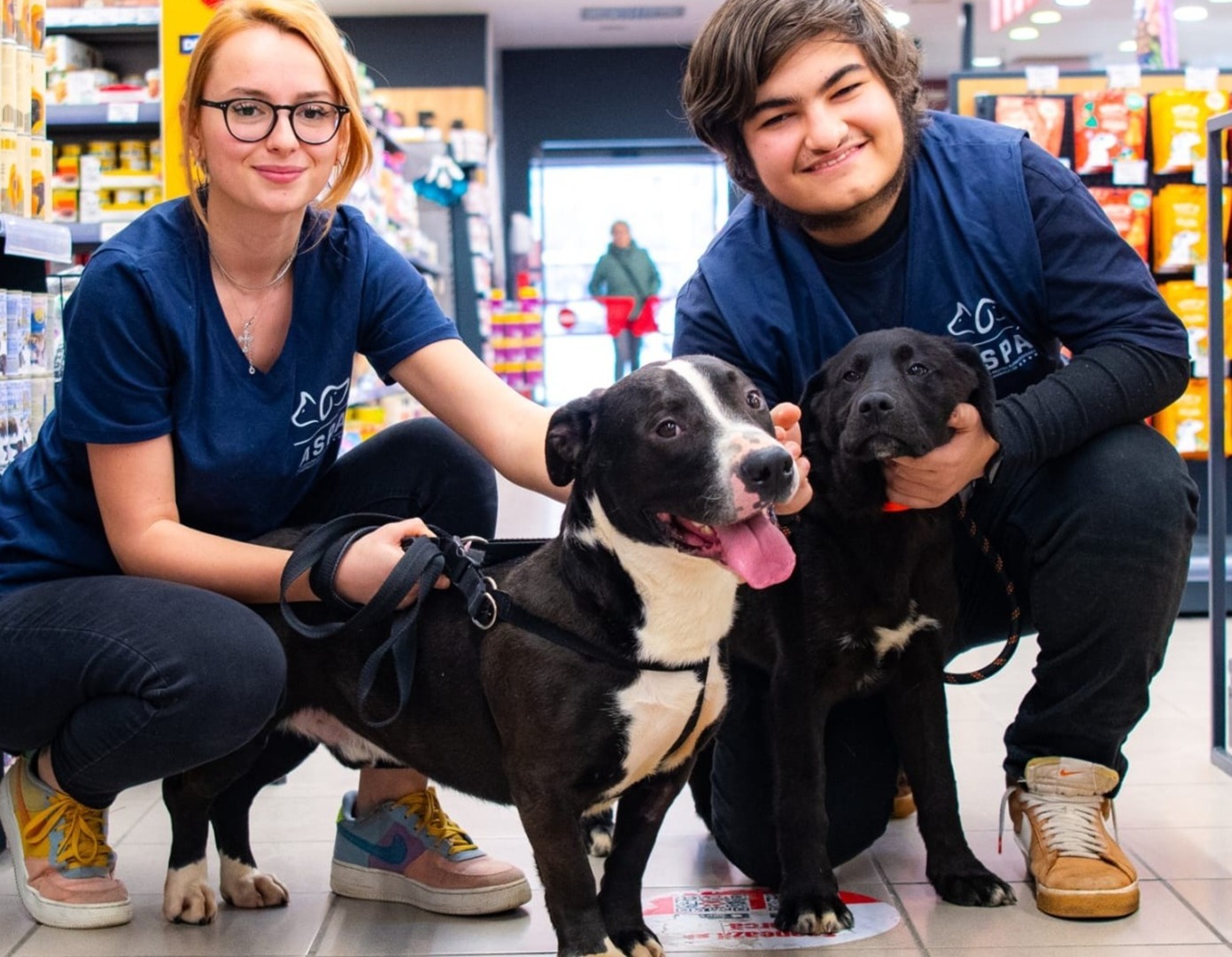 Voluntari ASPA alături de un câine