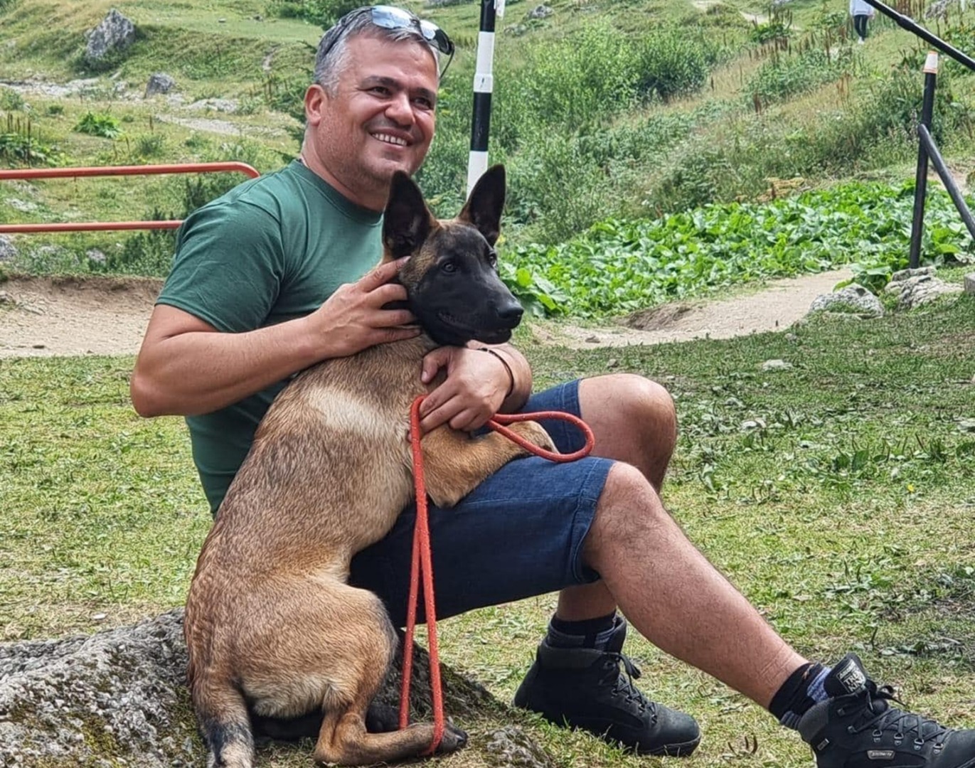 Fostul ministru al Dezvoltării Adrian Veștea alături de câinele său, pe munte