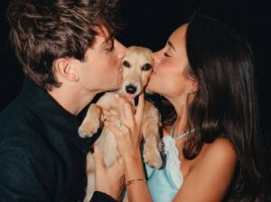 Pilotul de Formula 1 Charles Leclerc, alături de logodnica lui și de câine