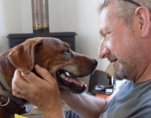 Câinele Scooby alături de salvatorul lui, Eduardo