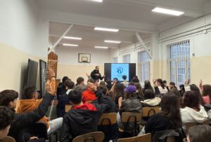 Tudor Tim Ionescu vorbește cu elevii unui liceu din Sectorul 1 despre respectul față de animale