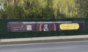 Banner informativ cu mesaj legat de protejarea animalelor