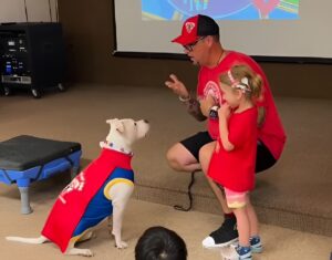 Aniversarea unui câine de terapie surs, într-o școală americană