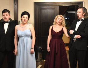 patru artiști cântă