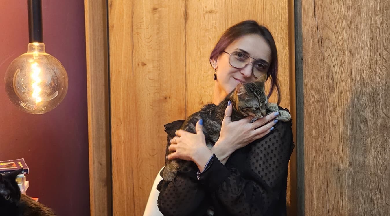 Laura Albu, psiholog, alături de o pisică