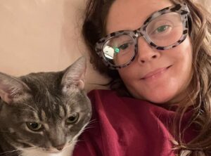 Drew Barrymore alături de o pisică