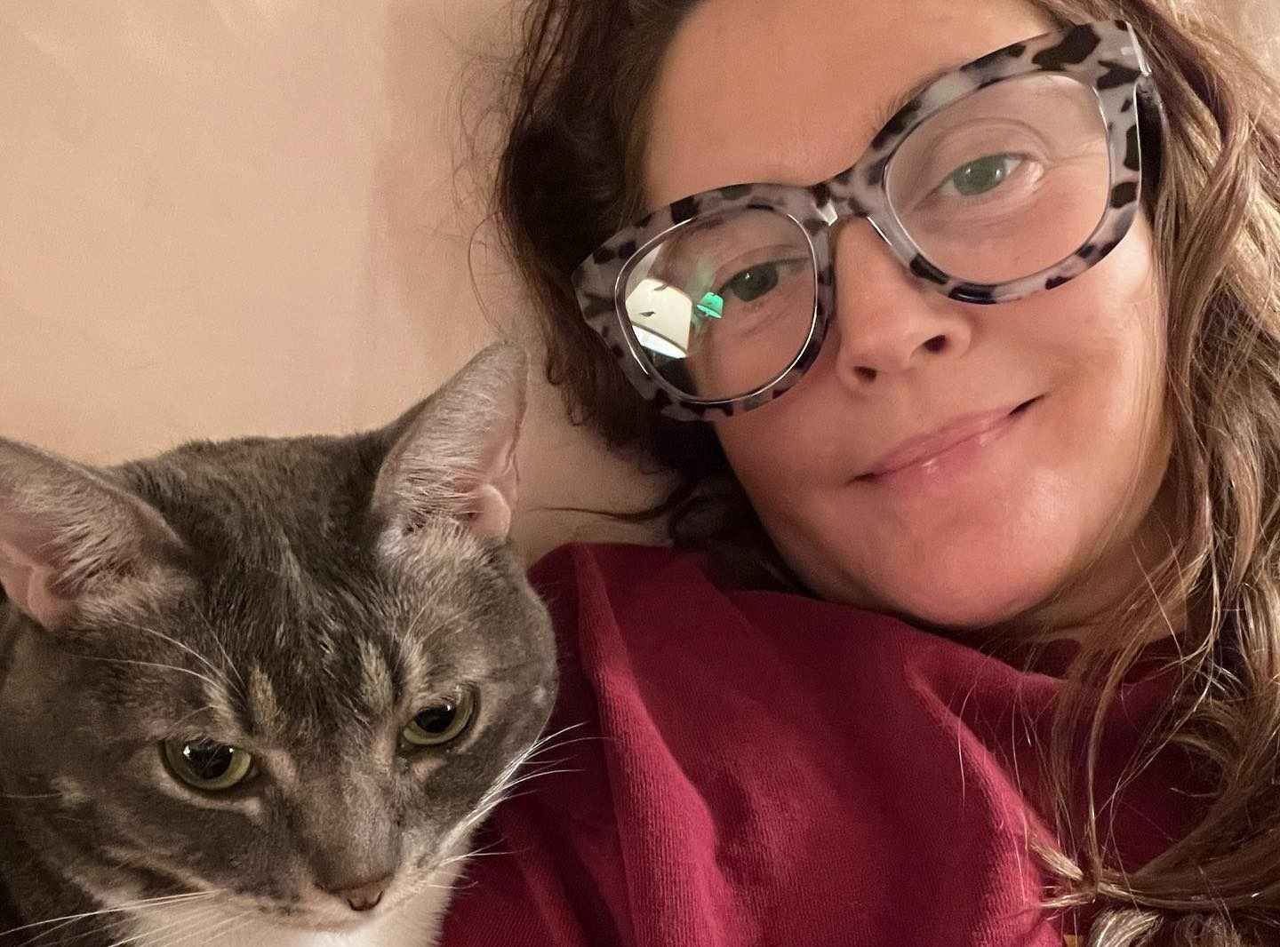 Drew Barrymore alături de o pisică