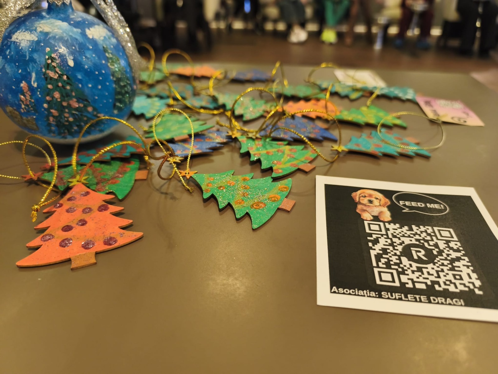 Brăduți de hârtie pe o masă