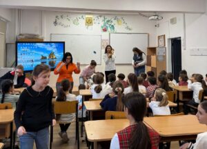 „Împreună învățăm despre animale”: Copiii de la Școala GImnazială Herăstrău descoperă bucuria de a iubi și îngriji animalele, alături de voluntarii ASPA