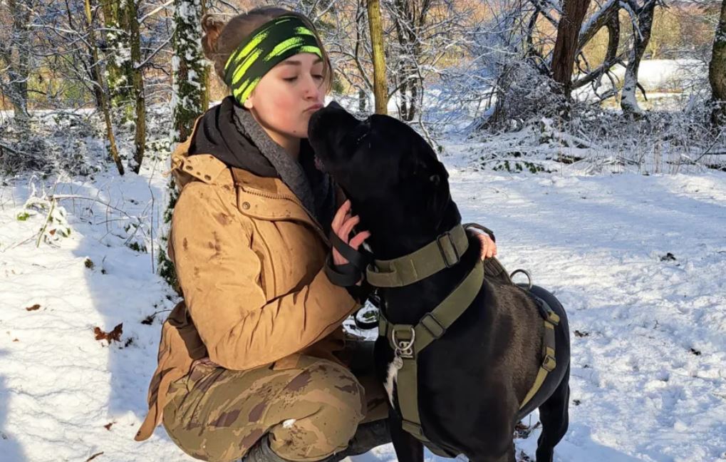 Laura Stoker, dresor canin, alături de câinele ei