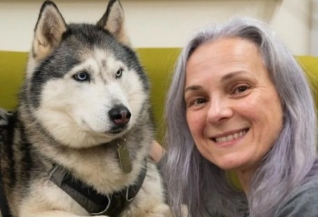 Prof. Clara Mancini, alături de un câine