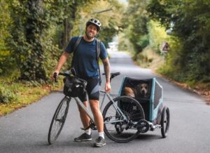 Un fost militar britanic iși plimbă câinele cu bicicleta