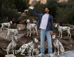 Novak Djokovic sărbătorește titlul cu numărul 101 din carieră, la Atena, alături de câini dalmațieni