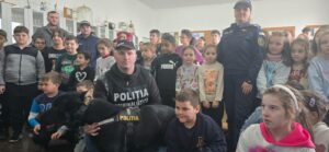 Reprezentanți ai poliției și protecției animalelor alături de elevi la o oră de educație cu animale