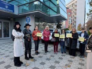 Mai multe persoane protestează în fața Biroului pentru Protecția Animalelor