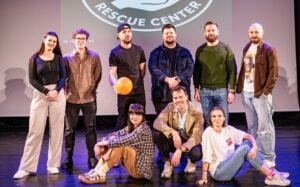 Artiși pe scenă într-in show caritabil pentru animale