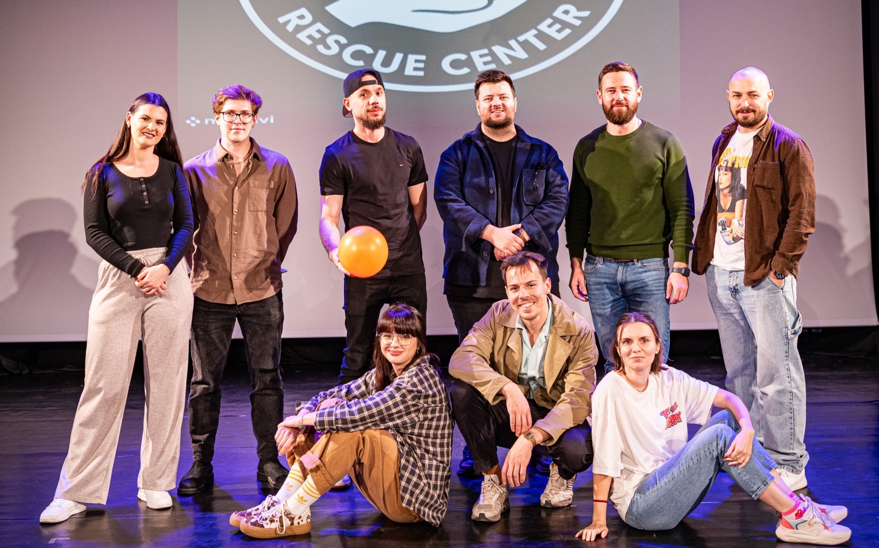 Artiși pe scenă într-in show caritabil pentru animale