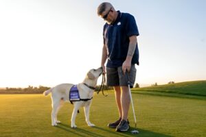 Fost militar alături de un câine de serviciu
