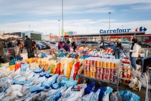 Hrană pentru animale donată în parcarea unui magazin Carrefour