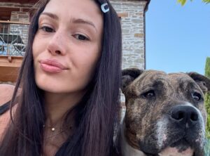 Cântăreața Alina Eremia alături de câinele ei