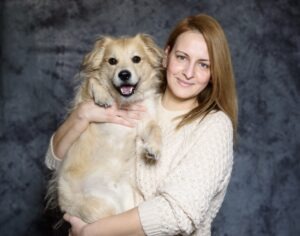 Laura Antonov, lifestyle blogger,alături de un câine