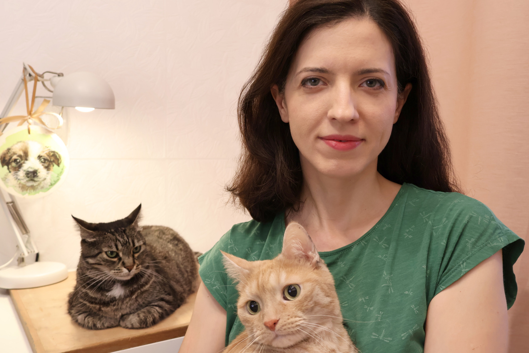 Valentina Datcu alaturi de pisici