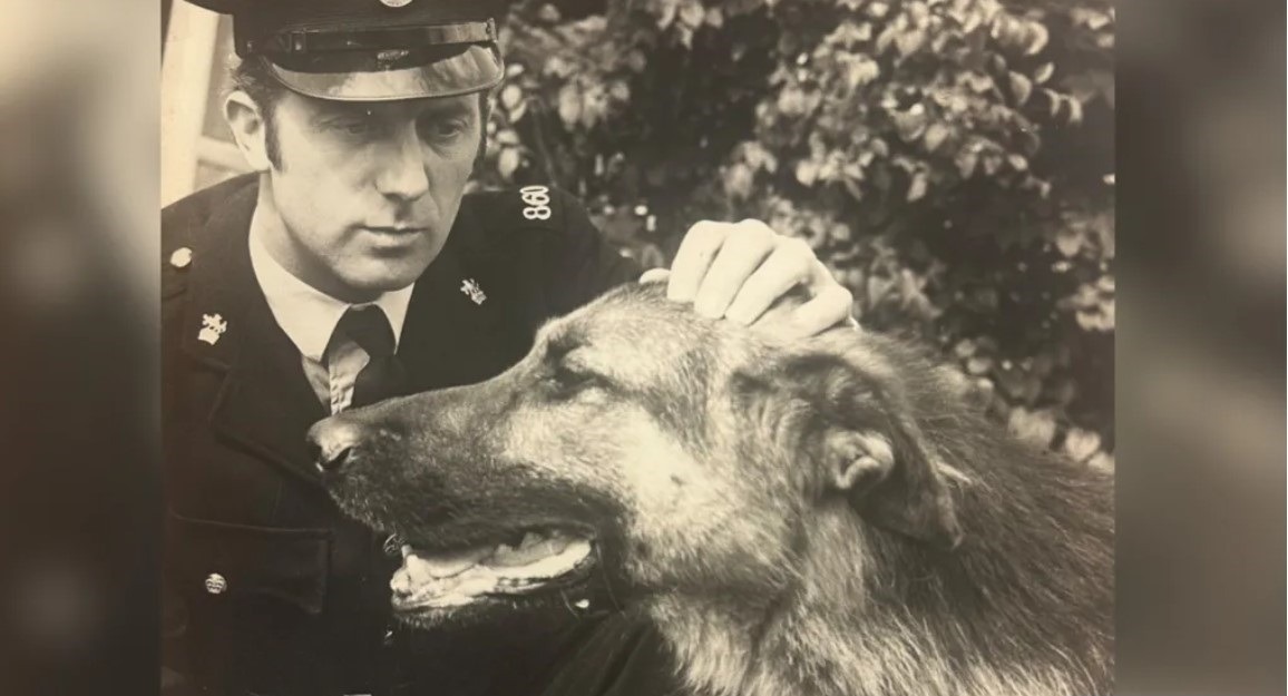 Alan Smith și câinele polițist Shane în anii 1960
