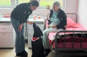 Câine de terapie în salonul Spitalului de Psihiatrie Bălăceanca, alături de un pacient