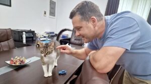 Ciprian Ciucu si pisica Jessy