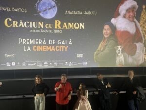 Pavel Bartoș vorbește în fața sălii de cinema la premiera filmului Crăciun cu Ramon