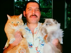 Freddie Mercury și două dintre pisicile sale