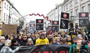 Mii de oameni protestează în Varșovia, Polonia, împotriva deciziei președintelui polonez de a respinge legea care interzice ținerea câinilor în lanț