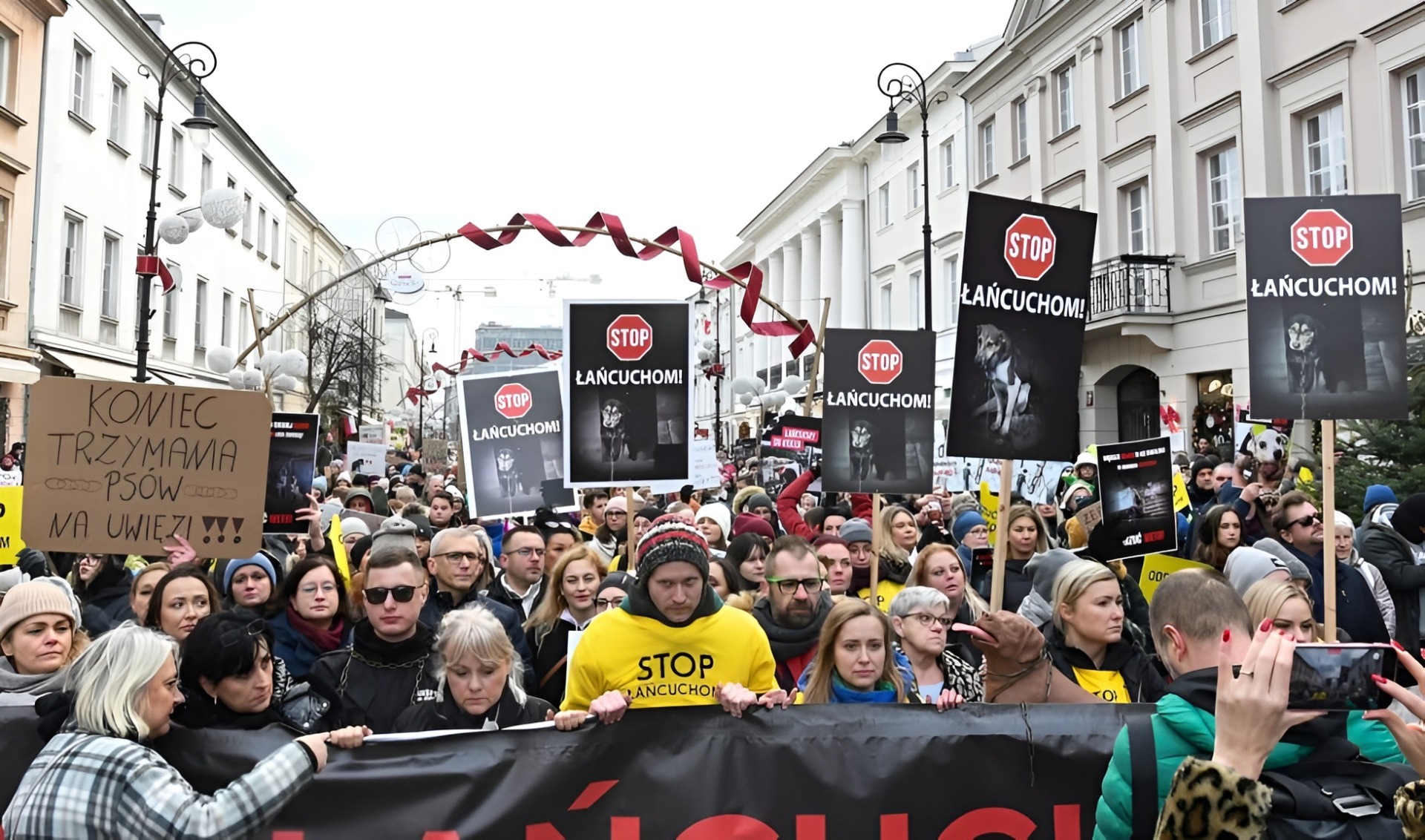 Mii de oameni protestează în Varșovia, Polonia, împotriva deciziei președintelui polonez de a respinge legea care interzice ținerea câinilor în lanț