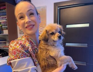 Fosta gimnastă Sandra Izbașa alături de cățelul ei