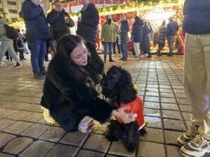 Câine printre oameni la Târgul de Crăciun din București