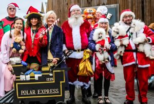 Câini și oameni la un eveniment de Crăciun, în Anglia