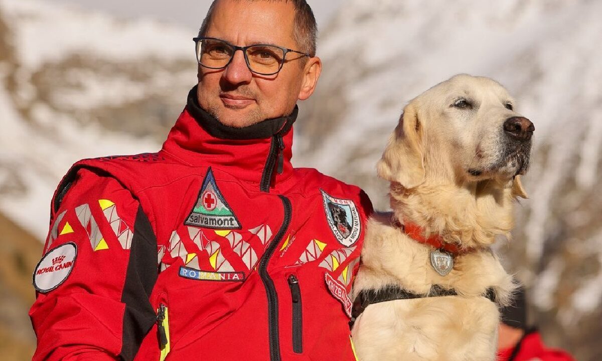 Câinele utilitar Yukanna alături de un salvator montan