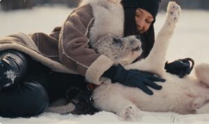 Alina Eremia se joaca cu un catel