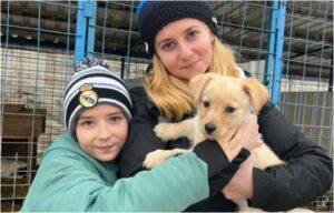 mama si fiu cu un catel in brate