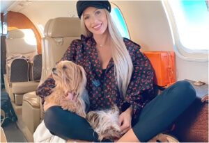 chirstine quinn si cainii sai yorkshire terier in avion