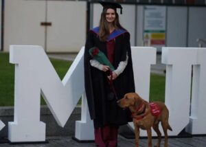 O tânără absolventă de master alături de câinele ei