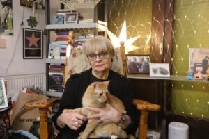 Criticul de film Irina Margareta Nistor ține în brațe o pisică portocalie