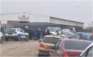 Intrarea adăpostului Suraia, unde ONG-urile nu sunt lăsate să intre, și poliție