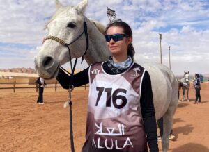 Sportivă româncă la o probă de anduranță ecvestră, în Arabia Saudită