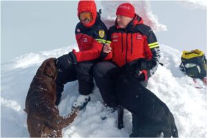 Echipa umană și canină de salvatori din avalanșe