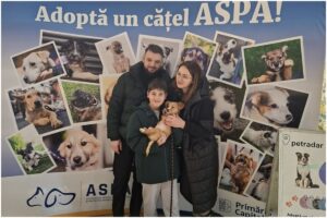 O familie cu un cățel adoptat de la ASPA în brațe