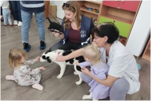 copii care se joacă cu căței