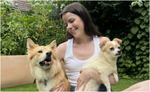 femeie cu doi caini in brate