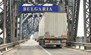 TIR pe Podul Prieteniei, la intrarea în Bulgaria